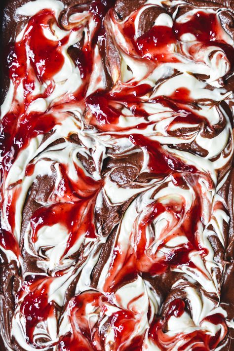 Strawberry Cheesecake Brownies - bethcakes Strawberry Cream Cheese Brownies, Strawberry Brownie Cheesecake, Cheescake Brownies, Strawberry Cheesecake Brownies, Strawberry Oreo Cheesecake, Strawberry Swirl Cheesecake, Chocolate Cheesecake Bars, Cheesecake Swirl Brownies, Chocolate Strawberry Cheesecake