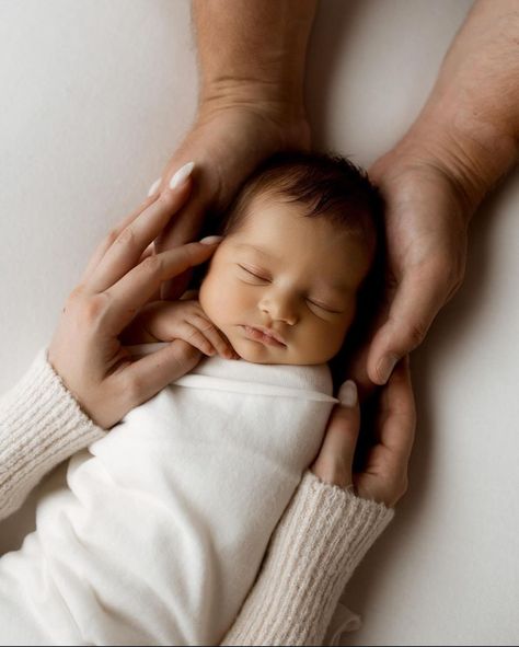 Newborn Photo Ideas With Parents, Newborn Professional Photos, Indoor Family Newborn Photoshoot, At Home Christmas Photoshoot Newborn, One Week Newborn Photo Ideas, Lifestyle Newborn Photography Christmas, All White Newborn Photography, Newborn Neutral Photography, Parent Newborn Photos