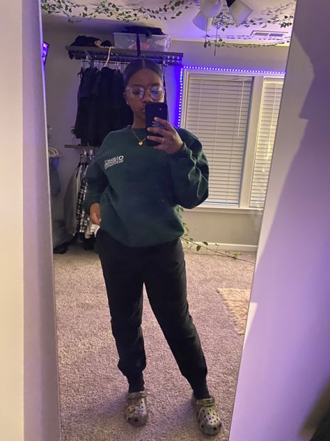 Black Fleece Sweats With Cozy Fit, Comfy Outfit With Crocs, Camo Crocs Outfit, Comfy Outfits For When Your On Your Period, Chill Sweatpants Outfits Black Women, Chill Winter Outfit, Crocs Outfit Winter, Black Cozy Fit Fleece Sweats, Cozy Black Sweats For Streetwear