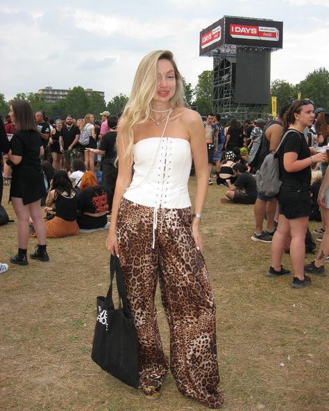 last slide: lose yourself in your favorite(!) song, which you hear live for the very first time….💔 pure happiness! 🎶 Bring me the horizon - Doomed #corsettop #leopardpants #femininestyle #femininefashion #idaysfestival #bringmethehorizonlive #florencestyle #florencefashion #florenceitaly #rockfestival #grungestyle girl grunge style festival outfit ideas corset top leopard trousers idays festival milan ippodromo feminine fashion Outfit Ideas Corset, Leopard Trousers, Florence Fashion, Festival Outfit Ideas, Girl Grunge, Style Festival, Leopard Pants, Rock Festivals, Pure Happiness