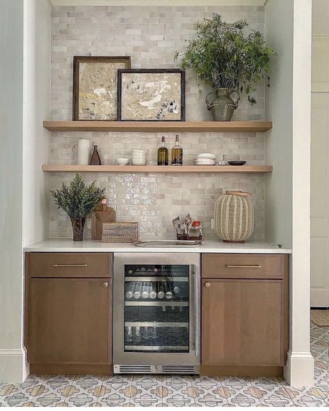 Bar With Floating Shelves, Coffee Bar In Kitchen, Kaffe Station, Coffee Bar Styling, Home Coffee Bar Ideas, Bar In Kitchen, Bar Nook, Coin Bar, Home Wet Bar