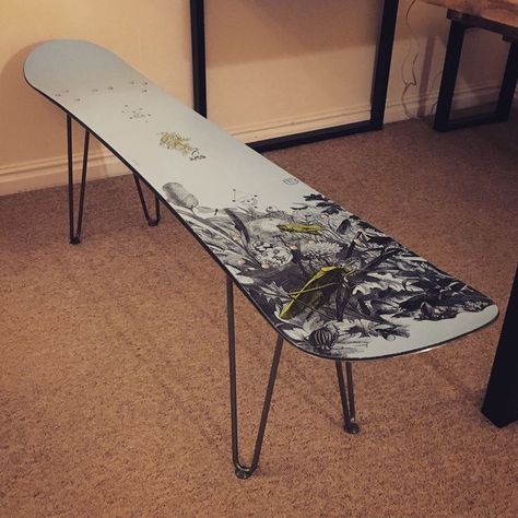 Old Snowboard Ideas, Snowboard Decoration Ideas, Snowboard Bench Diy, Snowboard Room, Snowboard Furniture, Ski Table, Longboard Storage, Snowboard Display, Snowboard Bench