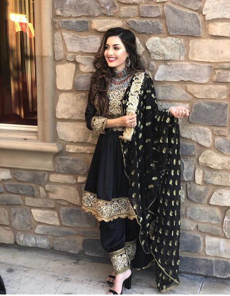 Afghani Clothes, Pakistani Fashion Casual, Afghan Fashion, Afghan Clothes, Pakistani Fancy Dresses, Afghan Dresses, Trendy Dress Outfits, Simple Pakistani Dresses, Designer Party Wear Dresses