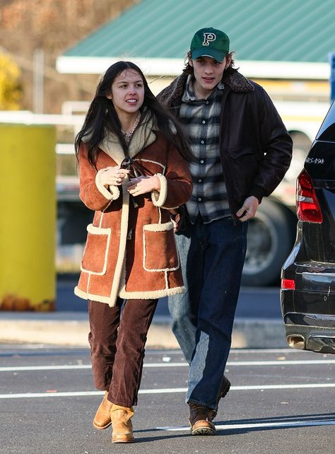 Staying Warm from Olivia Rodrigo and Louis Partridge Pack on PDA in NYC on E! Online Jonas Kaufmann, Louis Partridge, New York Graffiti, New York Street Style, James Hetfield, New Boyfriend, Keith Richards, Mick Jagger, New York Style