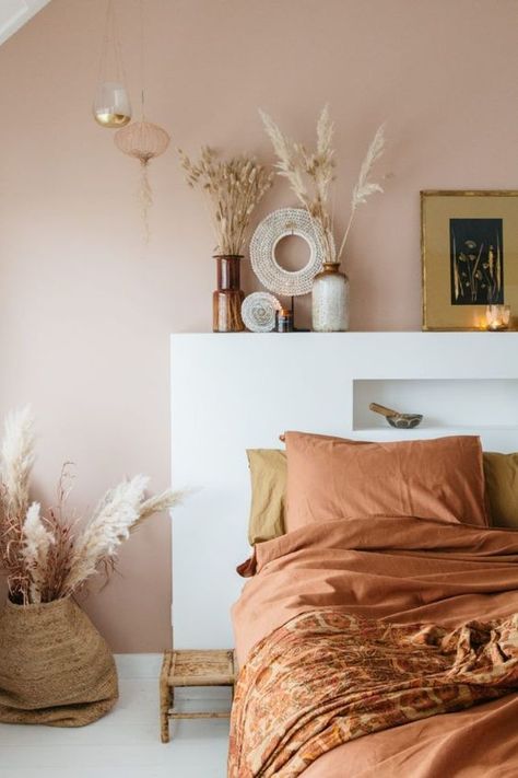 an inviting boho bedroom with a pale brown wall, a bed with terracotta bedding, grasses in vases and candles is cool Bedroom Arrangement, Bedroom Color, Classic Home Decor, Popular Colors, Decor Minimalist, Boho Bedroom, Cheap Home Decor, My New Room, New Room