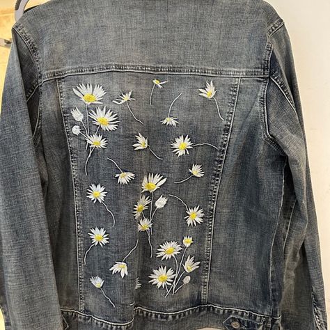 Laurie Felt Nwot Daisy Blooming Embroidered Jean Jacket. Fresh For You! Jean Jacket Embroidery Ideas, Embroidery Jeans Diy, Embroidered Jean Jacket, Grey Trench Coat, Jeans Diy, Compression Pants, Embroidered Jeans, Gap Jeans, Light Denim