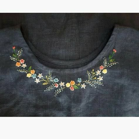 Embroidery idea on plain top Brazilian Embroidery Stitches, Embroidery Quilt, Hardanger Embroidery, Embroidery Neck Designs, Embroidery Patterns Vintage, Pola Sulam, Brazilian Embroidery, Embroidery Flowers Pattern, Embroidery On Clothes