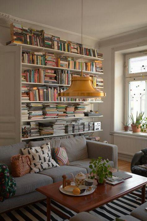 Book nook Small Apartment Organization, Small Apartment Living Room, 아파트 인테리어, Small Apartment Living, Home Libraries, Trendy Home, Home Library, Apartment Living Room, Small Space Living