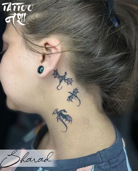 Dragon Tattoo Behind Ear, Seamless Tattoo, Simple Symbols, Minimalist Girl, Angelic Symbols, Minimalist Tattoo Ideas, Moon Tattoos, Chic Tattoo, Back Of Neck Tattoo