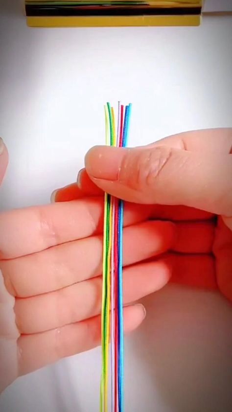 Unlock Your Creativity with Easy Bracelet Patterns Plastic Bracelets Diy, How To Make Thick Bracelets, Handmade Beaded Bracelets Diy, Bracelet How To, Friendship Bracelets Easy Step By Step, Easy Braided Bracelet Diy, Braiding Bracelets Diy, Easy Bracelets For Beginners, Bracelet Making Videos