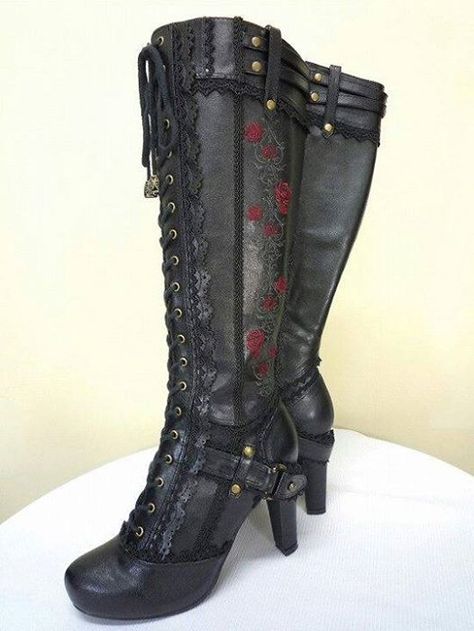 ^♥^ Ozz Croce Bara Red Rose Boots  Embroidered Rose Dr. Martens -...dunkelgruen und weinrote Rosen, gefuettert/ die coolsten Winterstiefel!!! Gothic Boots, Dr Shoes, Gothic Steampunk, Gothic Outfits, Crazy Shoes, Steampunk Fashion, Yohji Yamamoto, Dark Fashion, Gothic Lolita