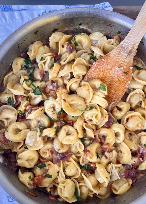 cheese tortellini recipe idea with spinach and bacon | Foodlets Chickpeas Spinach Recipe, Cheese Tortellini Recipes, Easy Dinners For Kids, Spinach And Bacon, Tortellini Recipe, Tortellini Recipes, Pan Sauce, Pasta Pot, Family Meal Planning