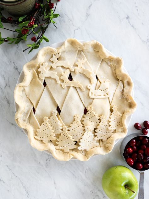 12 Festive Christmas Pie Crust Ideas - Allspice Christmas Pie Crust Designs, Cranberry Pear Pie, Christmas Pie Crust, Pie Crust Ideas, Pie Business, Cranberry Apple Pie, Pie Decor, Fancy Pie Crust, Pear Pie Recipe