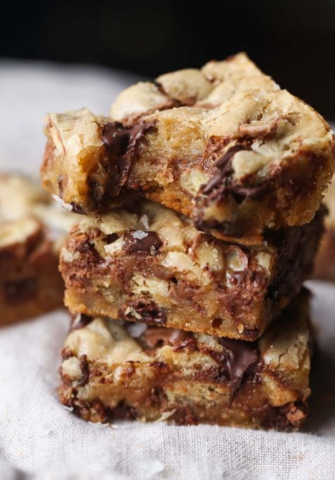 Twix Blondies | Easy Chocolate Chip Sea Salt Blondie Bar Dessert Recipe Candy Bar Blondies, Twix Candy, Blondies Cookies, Cookies And Cups, Cheesecake Brownie, Twix Bar, Chewy Brownies, Baking Inspiration, Blondies Recipe