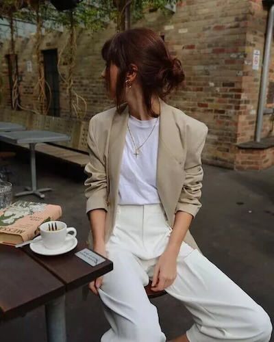 70+ trendy white pants outfit ideas for summer to copy directly! | White pants outfit summer | white pants outfit spring | white pants outfit aesthetic | white pants outfit casual | white pants outfit work | how to style white pants | how to style white jeans | white outfits for women | all white outfits | what to wear with white pants | white jeans outfit summer | linen pants outfit ideas | white wide leg pants outfit | trendy summer outfits | summer outfits casual | summer outfit ideas women Outfit Minimalista, Minimalist Moda, Minimalistic Outfits, Style Désinvolte Chic, Style Casual Chic, Beige Blazer, Transition Outfits, 가을 패션, Mode Vintage