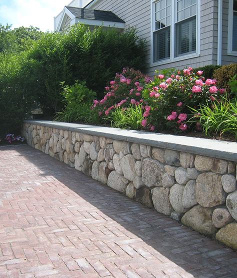 Backyard Retaining Walls, Stone Walls Garden, Large Backyard Landscaping, Garden Retaining Wall, Townhouse Garden, Stone Fence, Pinterest Garden, Stone Landscaping, Hillside Landscaping