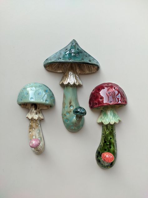 Whimsical Ceramic Art, Nature Ceramics Ideas, Mushroom Pottery Ideas, Mushroom Pottery, Hand Built Ceramics, Ceramic Mushrooms, Ceramic Mushroom, Mushroom Crafts, Cerámica Ideas