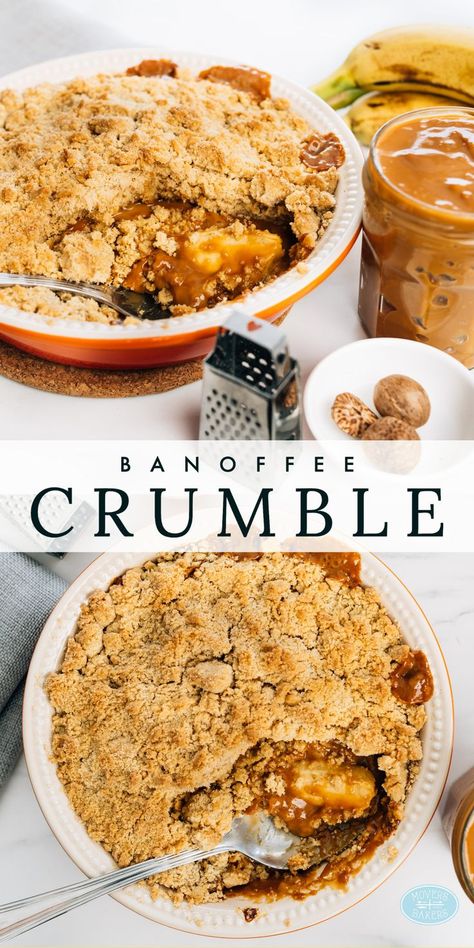 two images of banoffee crumble, a dessert of bananas and caramel. By Movers and Bakers Banoffee Recipe, Amazing Christmas Desserts, Banana Crumble, Hot Desserts, Banana Dessert, Crumble Recipe, Winter Desserts, Sweet Pie, Crumble Topping