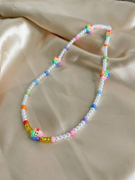 🖤 Bead necklace. 🖤Necklace made with white beads interspersed with beads of various colors inspired by rainbows and a small rainbow flower pendant. 🖤This necklace measures approximately 18 inches (since our bracelets are handmade the measurements may be a little smaller or a little bigger). Rainbow Beads, White Beads, Phone Charm, Rainbow Flowers, Flower Pendant, Handmade Necklaces, Necklaces Bracelets, Beaded Necklace, Rainbow