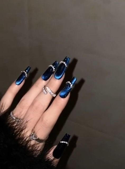 Black Blue Nails Acrylic, Black Blue Nails Ideas, Nail Ideas Coffin Blue, Nail Art Designs Dark Blue, Blue Glitter Ombré Nails, Blue Nails Grunge, Dark Blue Nails Acrylic Coffin Long, Black Blue Nail Designs, Black Blue Ombre Nails