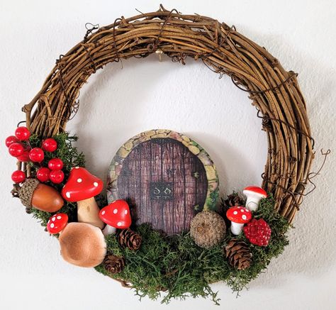 Mushroom Christmas Wreath, Cottage Core Wreath, Mushroom Christmas Decor, Pottery Wreath, Small Wreath Ideas, Woodland Wreaths, Small Christmas Wreaths, Mushroom Ideas, Twig Wreaths