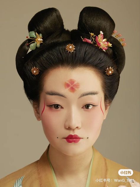 Inspo for Wu Zeitan Fanart Thenone from Xiran Jay Zhao's Iron widow. Chinese Hairstyle Aesthetic, Historical Chinese Makeup, Traditional Japanese Makeup, Ancient Chinese Makeup, Tang Dynasty Hairstyles, Silly Hairstyles, Tang Dynasty Makeup, Chinese Traditional Makeup, Traditional Chinese Makeup