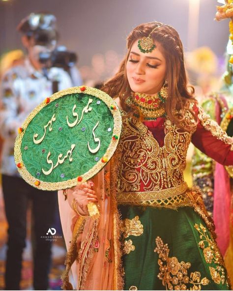 Barat Props Ideas, Props For Mehndi Function, Mehndi Props Ideas For Bride, Mehndi Plates Ideas Pakistani, Mehndi Props Ideas, Mehndi Plates Decoration, Mehndi Props, Pakistani Mehndi Decor, Mehndi Plates