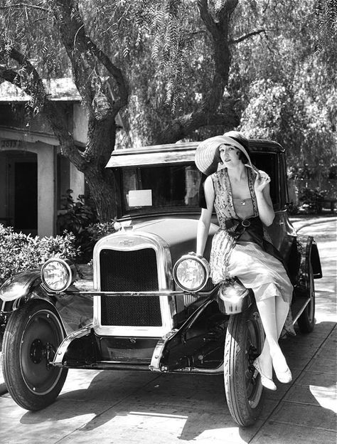 Fender Flapper .... 20s 1920s Car, Old Car, Roaring Twenties, Foto Art, 1920s Fashion, Car Girls, Vintage Pinup, Antique Photos, Station Wagon