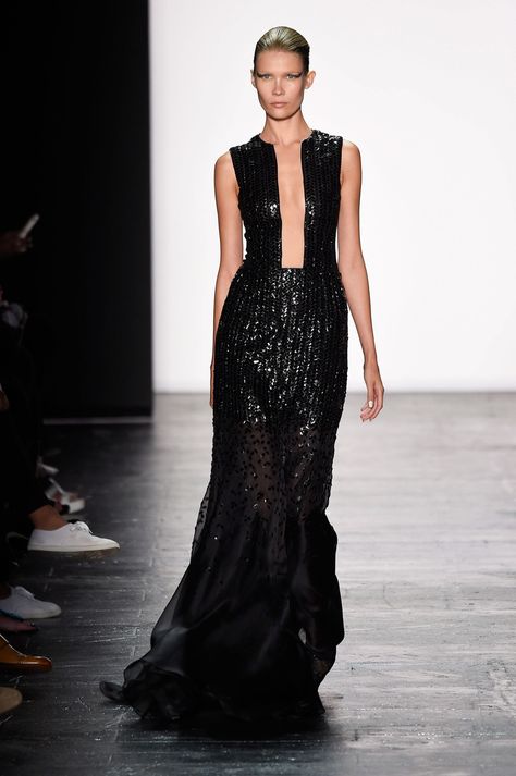 Carmen Marc Valvo S/S 16 NEW YORK FASHION WEEK Runway Fashion Looks, Carmen Marc Valvo, Glamorous Dresses, Ny Fashion, Column Dress, Black Gown, Couture Gowns, Fancy Dresses, Fashion Week Spring