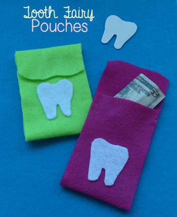 DIY tooth fair pouch. Easy, and no touching the teeth, which creeps me out a bit. Felt Tooth Fairy, Tooth Fairy Pouch, Fairy Pouch, Diy Teething, Loose Tooth, Tooth Fairy Pillow, Kids Corner, Diy Sewing Projects, Tooth Fairy