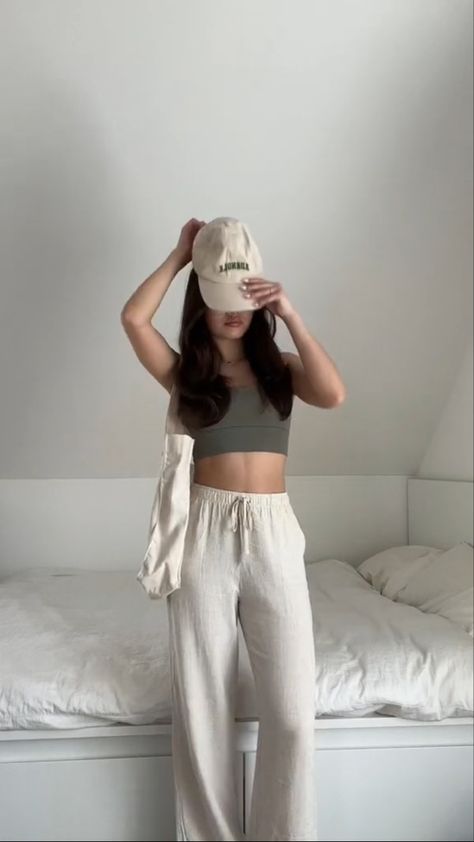 Cotton Pants Outfit, At Home Clothes, Flowy Pants Outfit, Rome Outfits, Khaki Pants Outfit, Drawstring Pants Outfit, Summery Outfits, Linen Pants Outfit, Flowy Pants