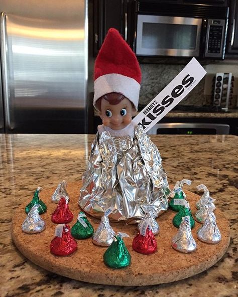 Day 21: Elf kisses! #jacktheelfadventures #elfontheshelfideas #elfontheshelf #elfontheshelf2015 Elf Kisses, Elf Party, Elf On Shelf, Elf Magic, Awesome Elf On The Shelf Ideas, Xmas Elf, Elf Antics, Elf Fun, Elf Ideas