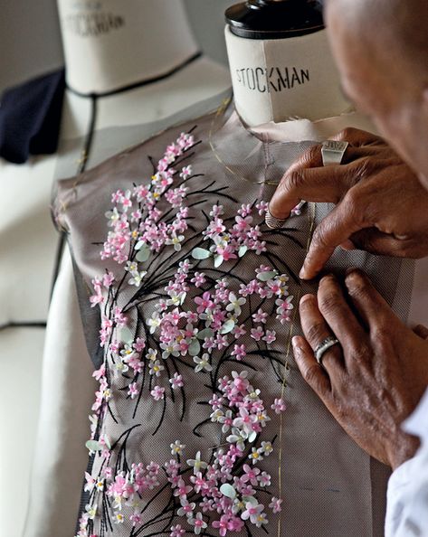 Haute Couture Ateliers - Quintessence Detail Couture, Haute Couture Embroidery, Haute Couture Details, Couture Embroidery, Dior Haute Couture, Couture Mode, Couture Details, Embellished Dress, Mode Vintage