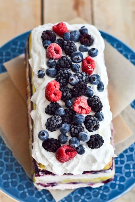 Looking for easy no-bake summer desserts that you can make ahead? This lemon berry icebox cake recipe is made with store bought pound cake, lemon pudding, Cool Whip, and berries for the perfect cool and refreshing summer dessert! And it's pretty too! Lemon Berry Ritz Icebox Cake, No Bake Pound Cake Desserts, Lemon Berry Icebox Cake, Ice Box Cake Recipes, Berry Icebox Cake, Lemon Icebox Cake, Ice Box Cake, No Bake Summer Desserts, Easy Cakes