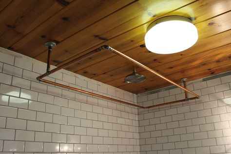 Don't spend thousands on a unique shower rod, this is a beautiful alternative Clawfoot Tub Shower Curtain, Clawfoot Tub Shower, Diy Curtain Rods, Diy Shower Curtain, Diy Copper, Plastic Shower Curtain, Shower Curtain Rod, Plans Architecture, Unique Shower