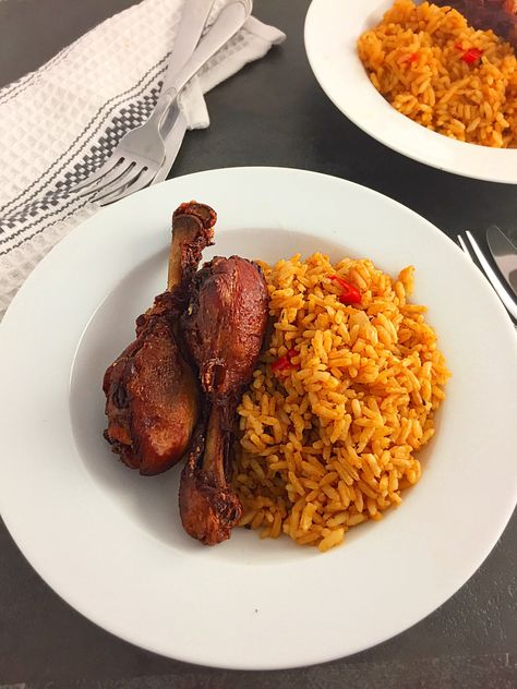 Easy jollof rice recipe hack. Yup!! You Read it right. Have you tried any of my jollof rice recipes right here on the blog??? If you have I am sure you would agree that my recipes are super easy to make and definitely ‘no fail’ recipes. If you think those recipes were super easy, wait till you try this one. Jollof Rice Recipe, African Recipes Nigerian Food, Ghanaian Food, Nigerian Recipes, African Cooking, Easy Rice Recipes, Jollof Rice, Nigerian Food, Bowl Recipe