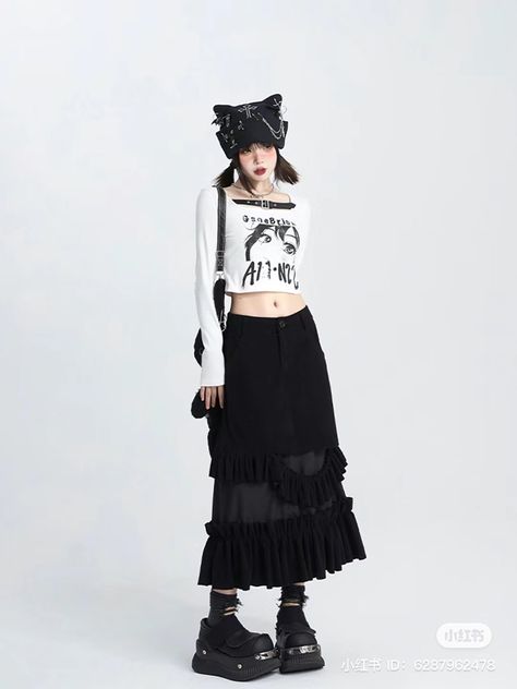 Korean Goth, Black Swan Outfits Inspired, Japanese Black Outfit, Green Day Outfit Style, Korean Punk Fashion, Mooncore Outfits, Chinese Alternative Fashion, Gothic Streetwear Skirt For Spring, Band Outfits Stage