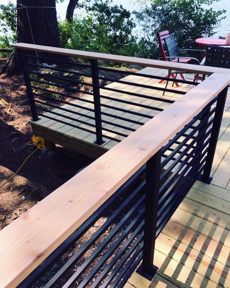 Magnificent Metal Deck Railing Design Ideas Horizontal Deck Railing, Reling Design, Wood Deck Railing, Metal Deck Railing, Deck Railing Ideas, Patio Railing, Deck Railing Design, Metal Railing, Balkon Decor