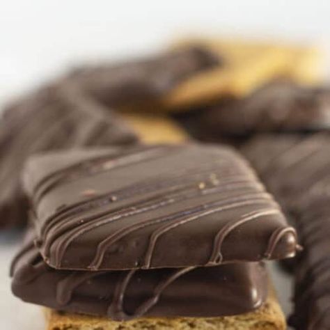 Quick Chocolate Covered Graham Crackers Recipe - Practically Homemade Chocolate Covered Gram Crackers, Choc Covered Graham Crackers, Chocolate Covered Graham Crackers Recipe, Gramcracker Recipes, Chocolate Covered Crackers, Graham Crackers Recipe, Gram Crackers, Practically Homemade, Chocolate Covered Graham Crackers