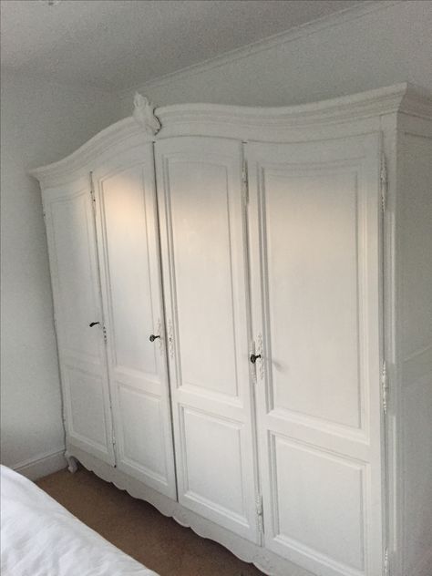 Classic Wardrobe Furniture, Coquette House, Armoire Painted, Modern Dressing Table Designs, Apartments Interior, White Armoire, Luxury Apartments Interior, Annie Sloan Old White, Armoire Dresser