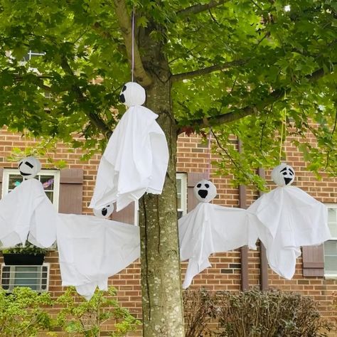 Yard Ghosts, Diy Halloween Ghosts, Simple Halloween Decor, Halloween Garden Decorations, Diy Halloween Dekoration, Strašidelný Halloween, Scary Halloween Decorations Diy, Dekorasi Halloween, Bricolage Halloween