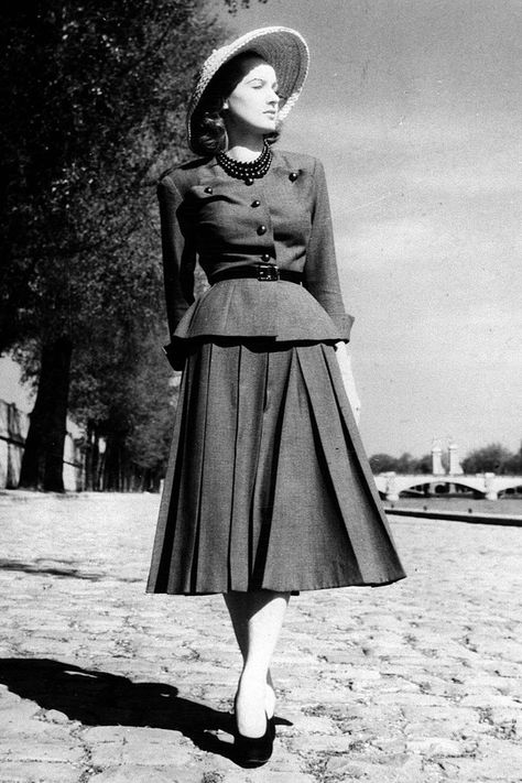 1948 - A model wearing a Christian Dior skirt suit, typical of the fashion house's famous New Look.  [b][link url="http://www.vogue.co.uk/magazine/archive/page/26"]SEE [i]VOGUE[/i] IN THE FORTIES[/link][/b] Outfits Aesthetic Vintage, Cute Vintage Outfits, Forties Fashion, Dior New Look, 1940s Outfits, Fashion 1940s, 30s Fashion, 40s Fashion, Retro Mode