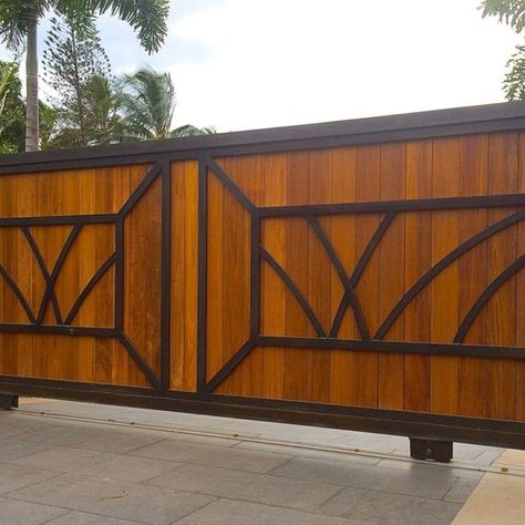 House Front Gate, Wooden Gate Designs, Metal Gates Design, Main Gates, Gate Designs Modern, Wooden Gate, Modern Fence Design, Privacy Fence Designs, Modern Front Door