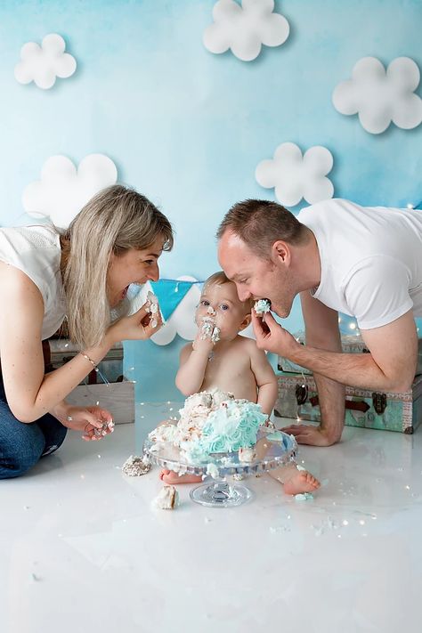 Family Cake Smash Photo Ideas, Smash Cake Family Photos, Cake Smash Photography Outdoor, Family Cake Smash, Cake Smash Family Photos, Cake Smash Poses, Smash Cake Baby Boy, Smash Cake Session, Cake Smash Photoshoot Ideas