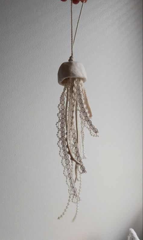 Jellyfish Pottery, Ceramic Jellyfish, Clay Jellyfish, Jellyfish Mobile, Waldorf Crafts, Sculpture Art Clay, Astuces Diy, Paper Mache Art, Ceramics Pottery Art