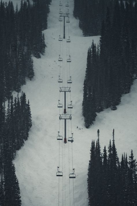 Black And White Skiing Photography, Iphone Wallpaper Skiing, Ski Wallpaper Aesthetic, Ski Lift Photography, Skiing Wallpaper Iphone, Snowboarding Wallpaper Iphone, Snowboarding Astethic, Ski Mountain Aesthetic, Ski Astetic