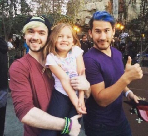 Jack and Mark with a kid | Septiplier | THEY ALL LOOK SO ADORABLE | MARK'S EYES AND JACK'S SMILE AND THE GIRL'S FACE OMG Jacksepticeye Memes, Mark And Ethan, Jack And Mark, Youtube Gamer, Amazingphil, Dan And Phil, Pewdiepie, Markiplier, Best Youtubers