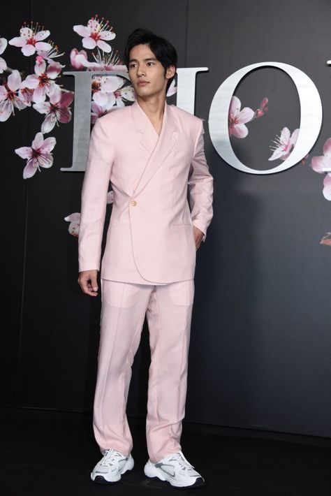 Man Pink Outfit, Versace Suits For Men, Pink Suit Men, Okada Kenshi, Koshi Mizukami, Men Fashion Suit, Gq Usa, Kenshi Okada, Versace Suits