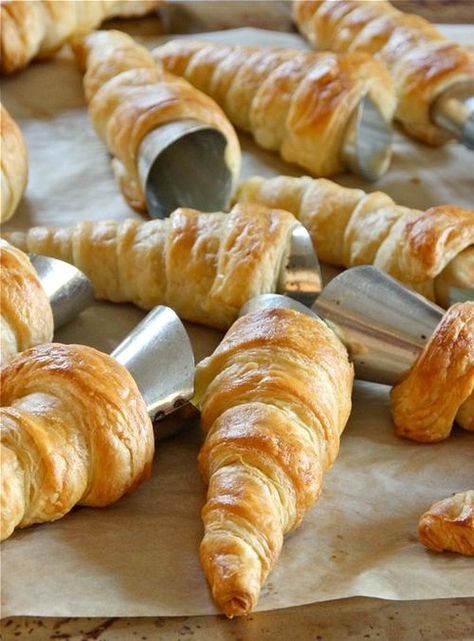 Chocolate and Amaretto-Cream Horns - Living Tastefully Danish Desserts, Amaretto Cream, Cream Horns, Puff Pastry Desserts, Italian Pastries, Pastry Tart, Frozen Puff Pastry, French Desserts, Cuban Recipes