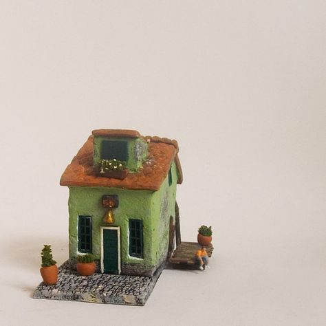 Ceramic Miniature House, Miniature Houses Clay, Clay House Sculpture, Mini Clay House, Clay Building Ideas, Clay House Ideas, Small Clay Sculptures, Miniature Clay Art, Summer In Venice